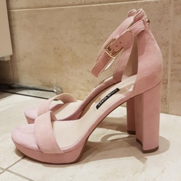 Босоножки с ремешками на каблуке