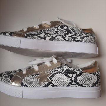 Кроссовки леопардовые.