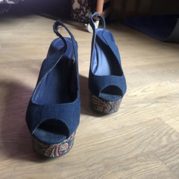 Туфли на танкетке