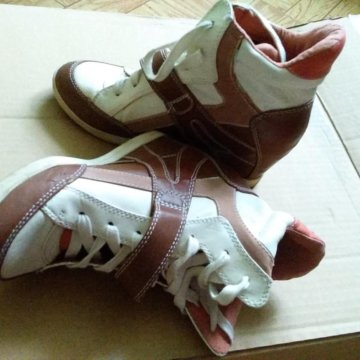 Ботинки спортивные на танкетке