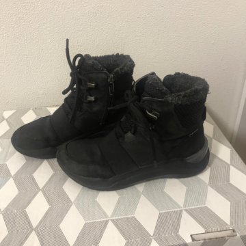Продаются ботинки