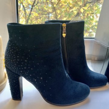 Ботинки на каблуке со стразами