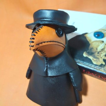 Мягкая игрушка чумного доктора. Плюшевый чумной доктор игрушка. Чумной доктор кукла. Чумной доктор кукла. Чумной доктор игрушка.