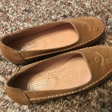 Новые бежевые туфли, мокасины
