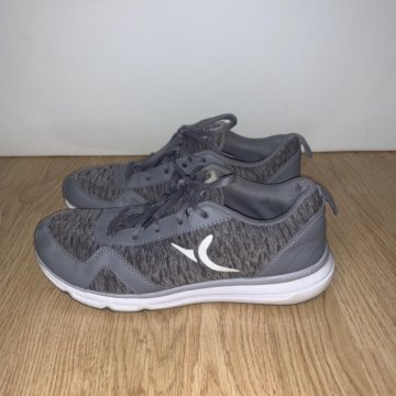 Кроссовки спортивные