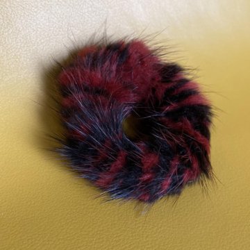 Резинка для волос из натурального меха бордовая