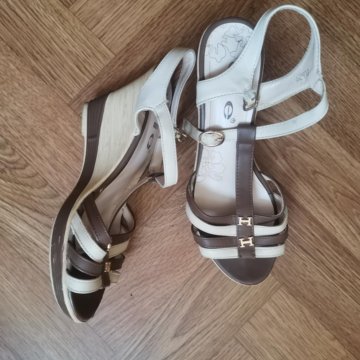 Босоножки на танкетке