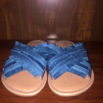 Шлепки с бахромой