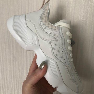 Легкие кроссовки