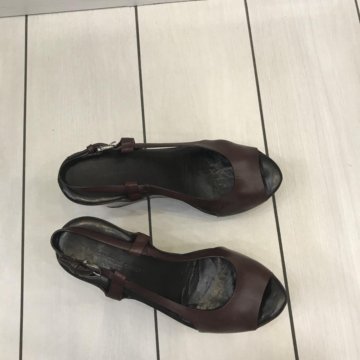 Босоножки на танкетке