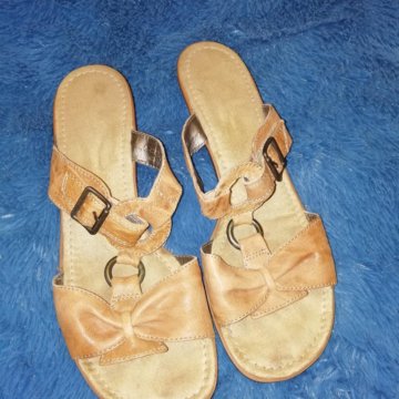 Продаются женские босоножки