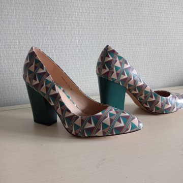 Туфли с красивым геометрическим рисунком