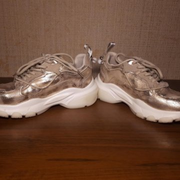 Кроссовки новые