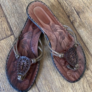 Шлепанцы резьба по коже ручная работа р.36
