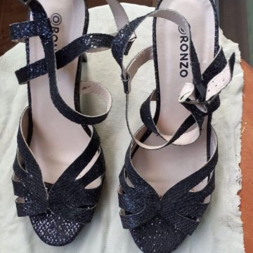 Босоножки р-р 39 RONZO