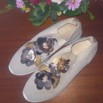 Кроссовки женские новые