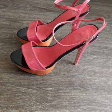 Босоножки на шпильке