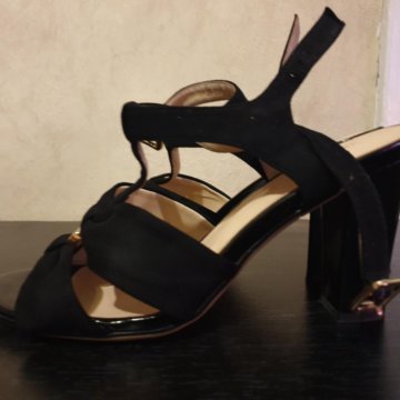 Женская обувь.