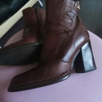 Полусапожки.