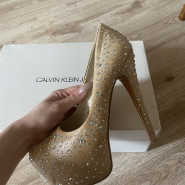 Туфли на очень высоком каблуке