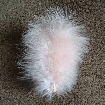 Брошь из перьев