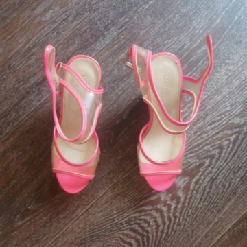 Босоножки на танкетке