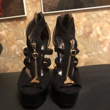 Босоножки на высоком каблуке