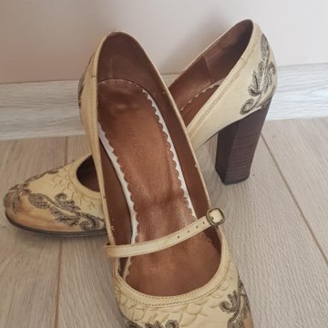 Эффектные туфли с вышевкой