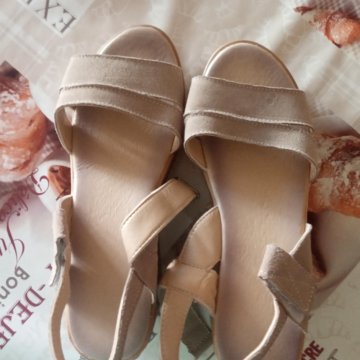 Босоножки новые