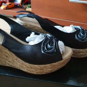 Босоножки на танкетке. Новые. 37 размер