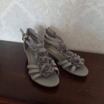 Босоножки (новые)37-38раз