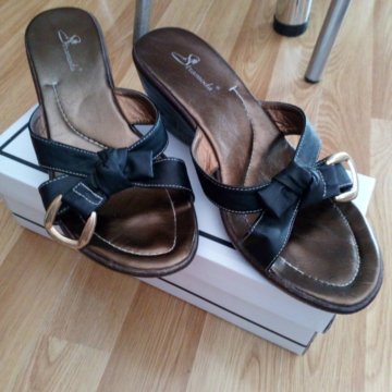 Женские шлепанцы 39 размера