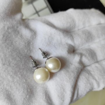 Гвоздики с искусственным жемчугом.