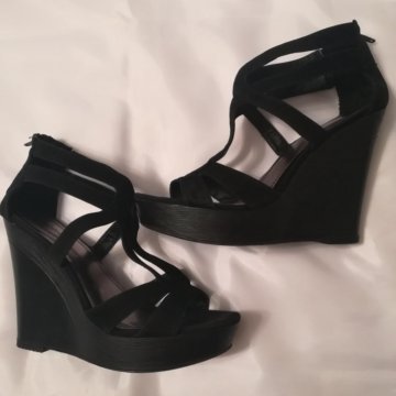 Босоножки женские на танкетке