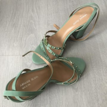 Босоножки новые