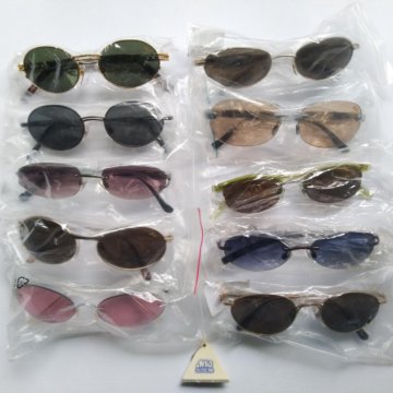 Солнцезащитные очки кучкой