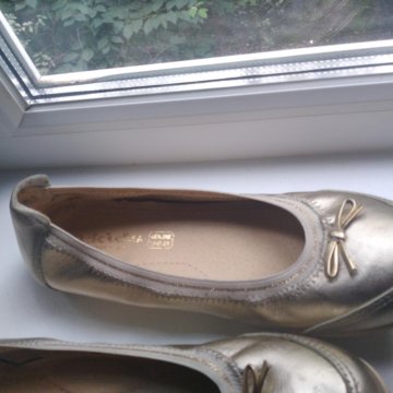 Красивые туфельки золотого цвета