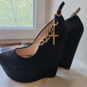 Туфли на танкетке