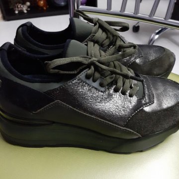 Кроссовки женские