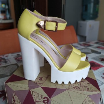 Женские босоножки