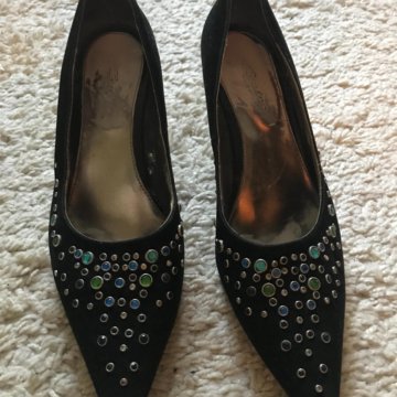 Туфли на среднем каблуке со стразами