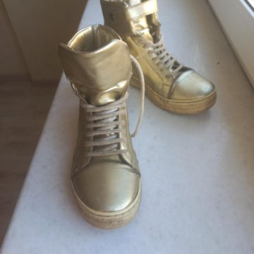 Высокие золотые кроссовки