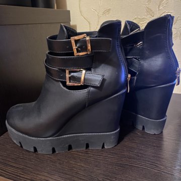 Ботильоны на танкетке