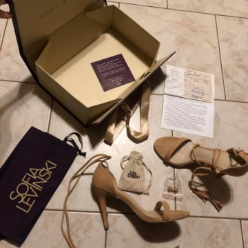 Эксклюзивные босоножки одной модели