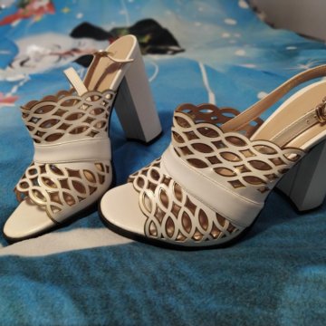 Белые туфли на каблуке