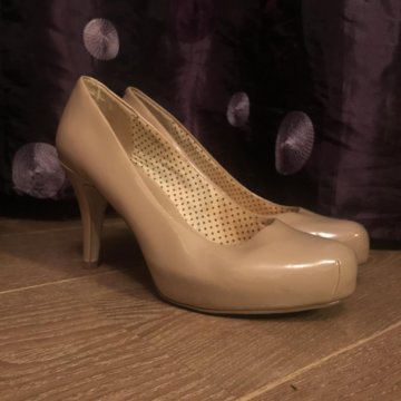 Бежевые лакированные туфли (38 размер)