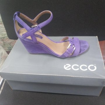 Босоножки на танкетке