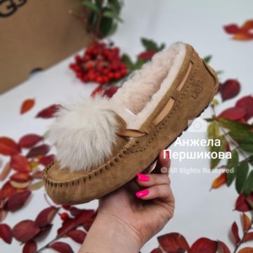 UGG Australia Dakota Pom Pom