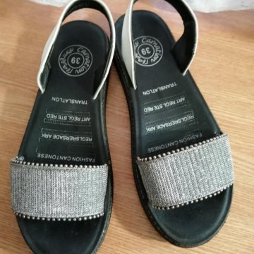 Босоножки летние блестящие серебро 38 раз.