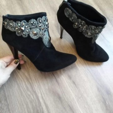Ботильоны с украшениями